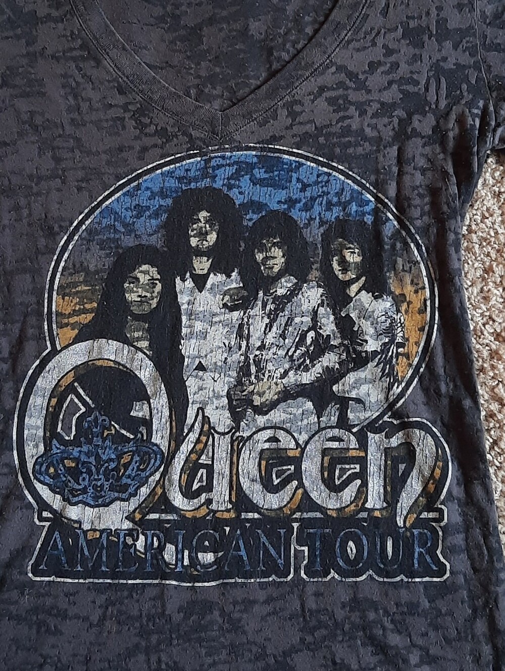 Queen Tee In Good Condition - Picture 3 of 5